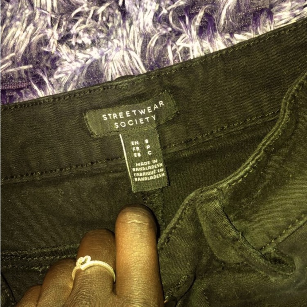 Black urban planet cargo joggers. Size small but fits as an extra small. - Picture 3 of 3